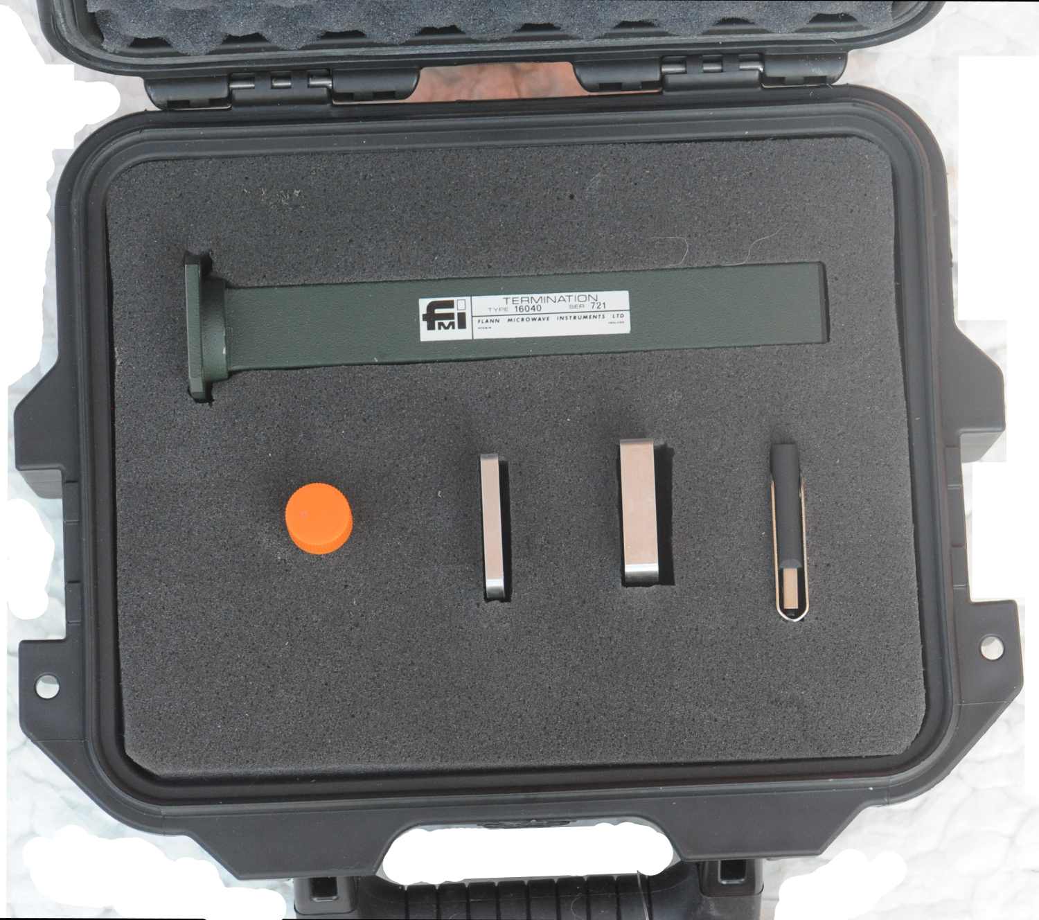 A vector network analyzer calibration kit